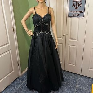 Chic Black Maxi Dress with Lace Detail